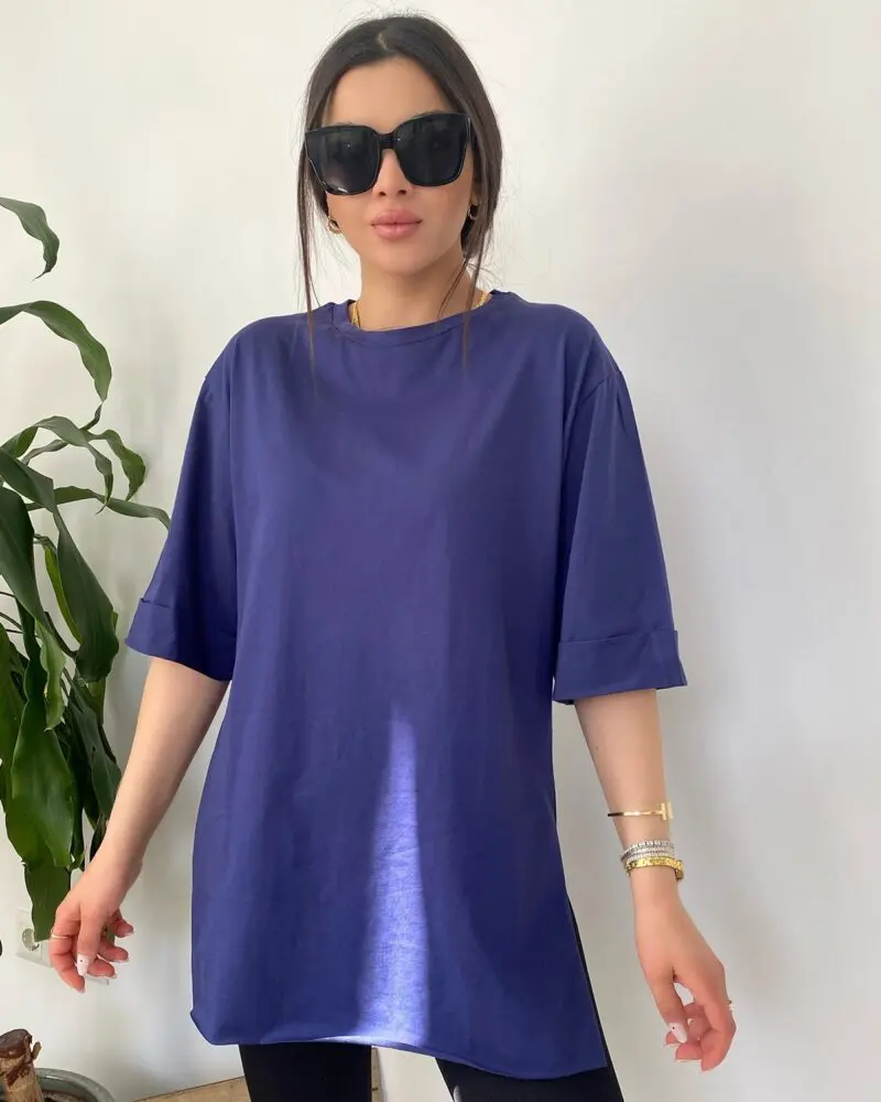 Round-neck side-slit navy blue t-shirt