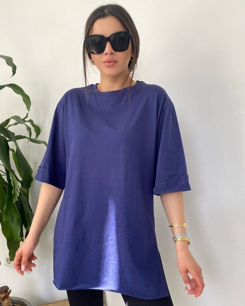 Round-neck side-slit navy blue t-shirt