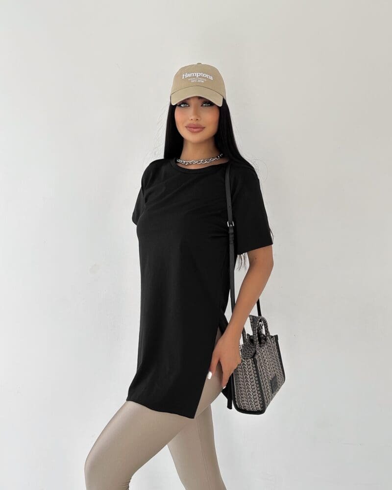 Round-neck side-slit black t-shirt